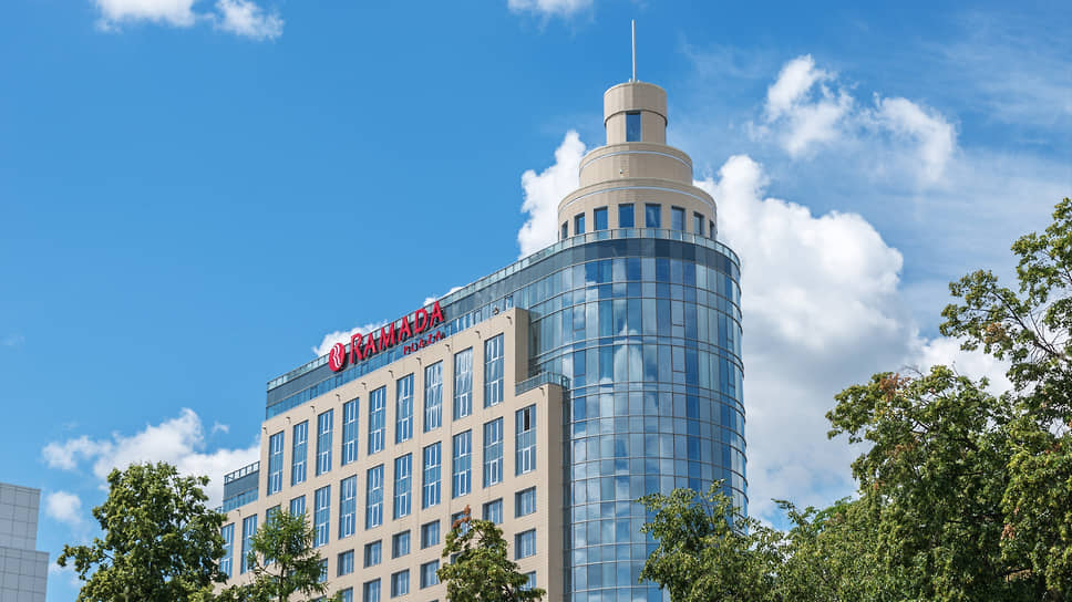 Так вывеска отеля выглядела до продажи ДСК, с 2024 года гостиница называется Armada Plaza