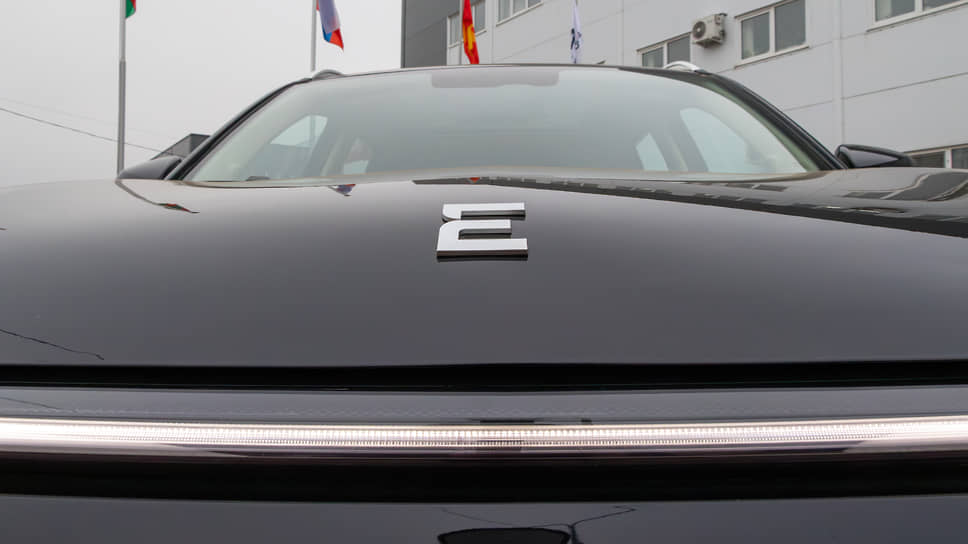 Гибрид Evolute I-Space перед зданием предприятия