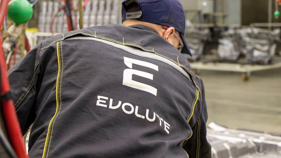 Сотрудник завода «Моторинвест» на участке сварки