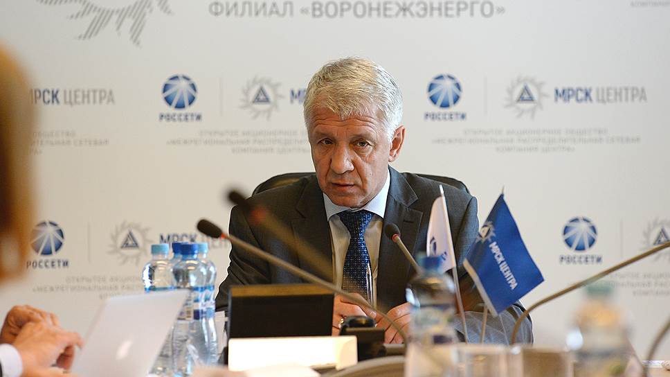 Главный инженер «Россетей» Александр Фаустов во время рабочего совещания в воронежском филиале МРСК Центра.