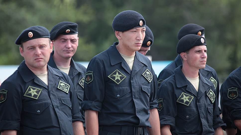 В середине соревновательного дня военнослужащих трех армий наградили за подготовку полигона и вклад в международное сотрудничество