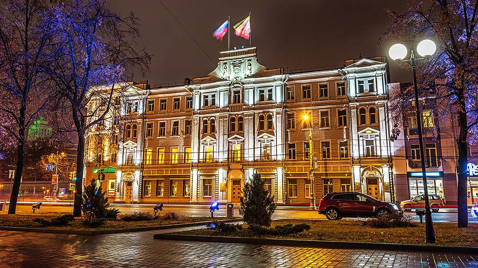 Администрация города Воронежа. 
Здание построено в 1914-15 годах по проекту воронежского архитектора Михаила Замятина для местного отделения Волжско-Камского банка.