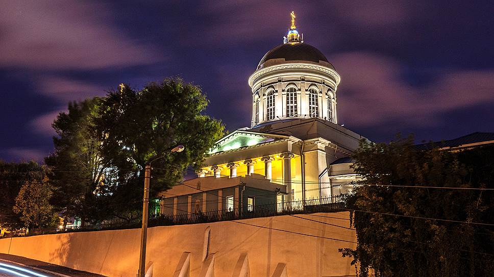 Покровская церковь. Первые упоминания встречаются в 1615 году. Современное здание начали строить в 1736 году. Долгое время был главным собором региона.