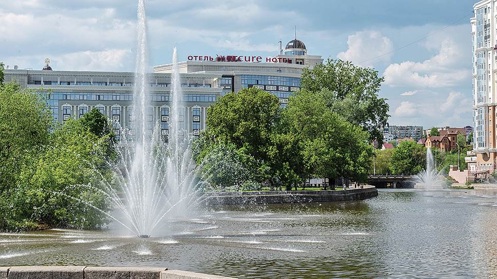 Виды Липецка. Комсомольский пруд в Нижнем парке. Отель Mercure.