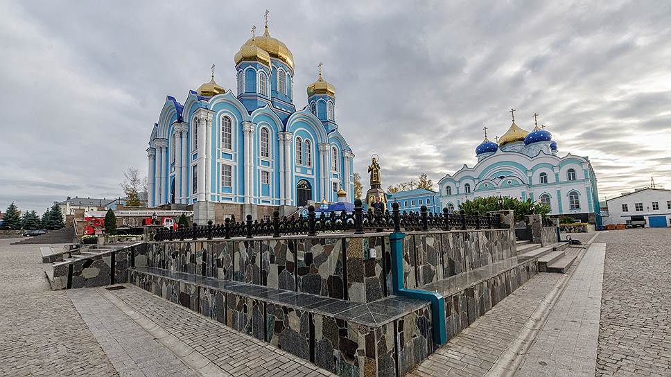 Задонский Рождество-Богородицкий мужской монастырь. Собор Владимирской иконы Божией Матери (слева) и Церковь Рождества Богородицы. 