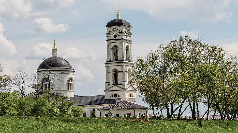 Храм Михаила Архангела на территории усадьбы Скорняково-Архангельское