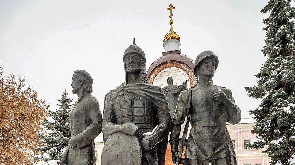 Елец. Памятный знак в честь 850-летия основания города.
