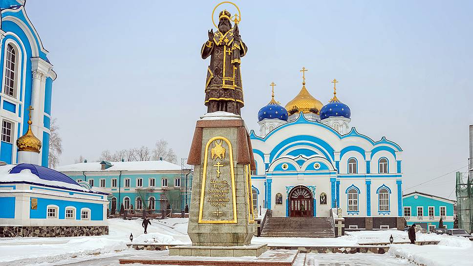 Задонск. Задонский Рождество-Богородицкий мужской монастырь. Церковь Рождества Богородицы. Памятник святителю Тихону Задонскому.