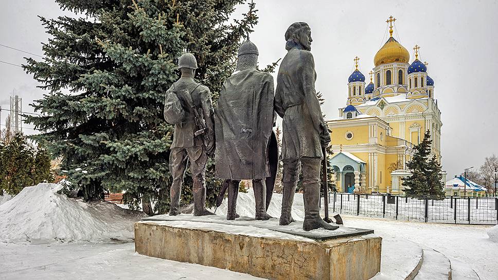 Памятный знак в честь 850-летия основания города. Кафедральный собор Вознесения Господня.