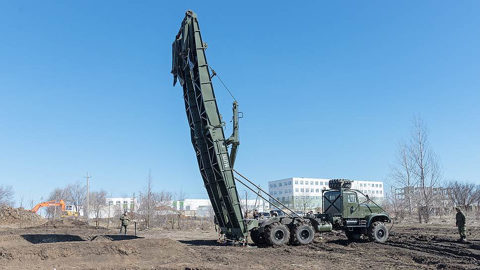 Начались занятия с установки механизированного моста на условное препятствие