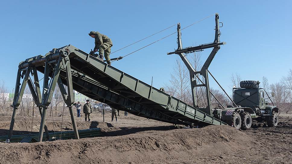 С помощью тяжелого механизированного моста ТММ-3 была организована переправа через водную преграду глубиной до четырех метров