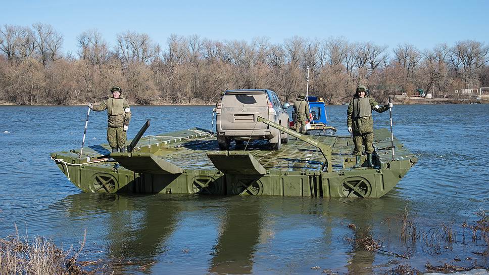 С помощью понтона военные переправили на другой берег гражданские автомобили. Такую помощь по просьбе властей они готовы оказывать по всему Черноземью и за его пределами