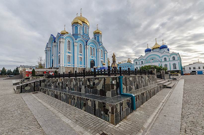 Задонский Рождество-Богородицкий мужской монастырь. Собор Владимирской иконы Божией Матери (слева) и Церковь Рождества Богородицы.