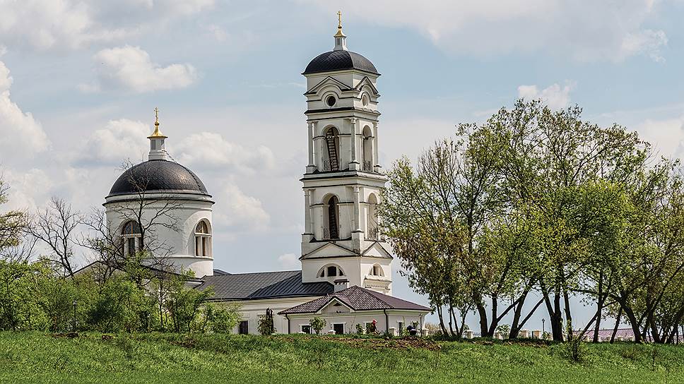 Храм Михаила Архангела на территории усадьбы Скорняково-Архангельское.