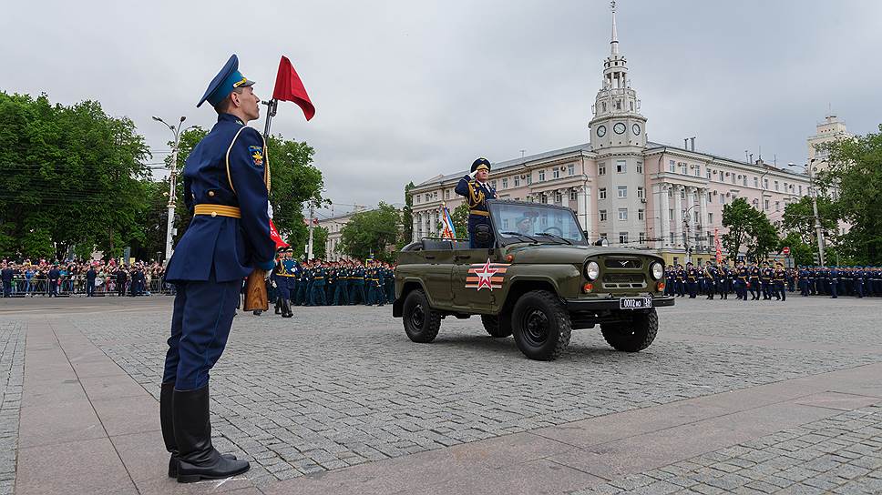 Традиционными в Воронеже стали и военные парады на День Победы. Немало способствовало этому возвращение в Воронеж штаба 20-й гвардейской общевойсковой армии