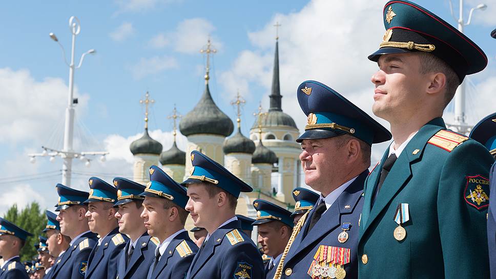 Военную инфраструктуру регионов Черноземья дополняет военная наука. Главный военный вуз макрорегиона — воронежская Военно-воздушная академия имени Жуковского и Гагарина. Выпуск ее офицеров давно стал событием городского масштаба. 