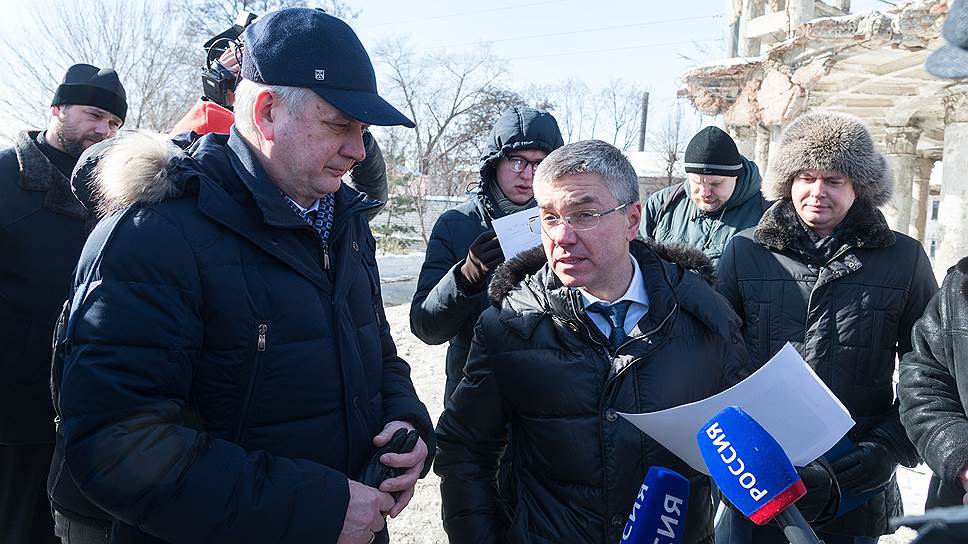 В конце января депутат Госдумы Евгений Ревенко (в центре) обратился к министру культуры РФ Владимиру Мединскому с просьбой законсервировать руины памятника обороне Воронежа