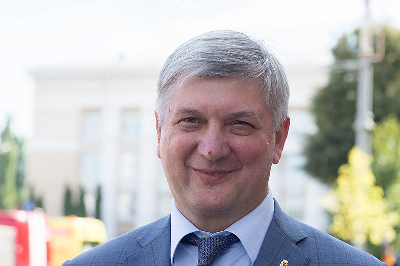 Глава Воронежской области Александр Гусев на торжественном вечере в Воронежском концертном зале напомнил, что 8 марта как праздник «со временем он утратил свое первоначальное значение и сегодня стал олицетворением простых человеческих ценностей – женственности, любви и красоты»: «Убежден, российские и особенно воронежские женщины могут быть эталоном этого Международного дня. Можно с уверенностью сказать, что вы – наше главное богатство».