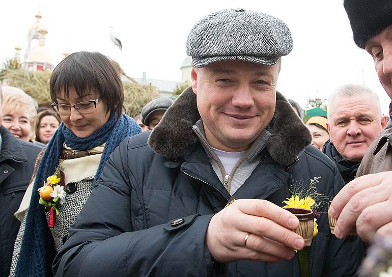 Губернатор Тамбовской области Александр Никитин в своем поздравительном обращении подсчитал, что «женская половинка» региона - это «около 600 тысяч человек»: «Их роль в реализации семейной политики неоценима. Ежегодно в области увеличивается рождаемость, а, значит, счастливых женщин становится все больше! Как говорил великий классик Виссарион Белинский, поприще женщины – возбуждать в мужчине энергию души, пыл благородных страстей, поддерживать чувство долга и стремление к высокому и великому. Пусть внутренний свет, который есть в каждой из вас, озаряет тех, кто рядом, а душевного тепла хватит на всех ваших родных, близких, коллег».