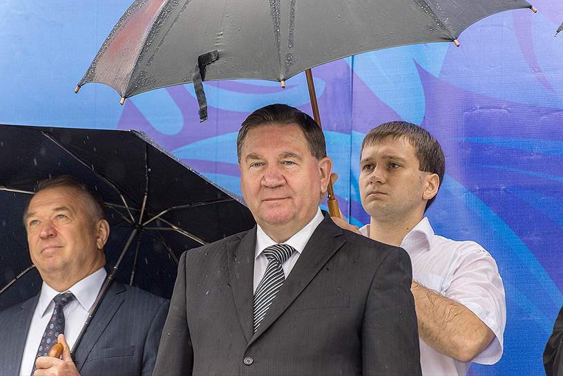 Губернатор Курской области Александр Михайлов со сцены драмтеатра имени Пушкина рассказал о неизменности «женской натуры»: «Мудрость и выносливость, сила и решительность сочетаются с мягкостью и обаянием, чуткостью и заботой. Вам одинаково к лицу и деловой костюм руководителя, и китель офицера. Вы уверенно чувствуете себя у операционного стола и перед огромной аудиторией студентов. Вы успешны в бизнесе и спорте, в политике и на сцене».