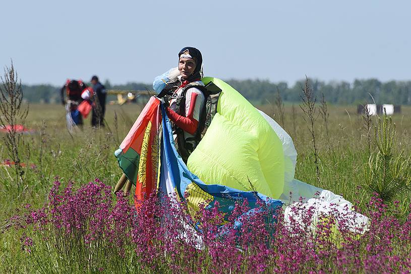 Также многочисленные зрители увидели выступления парашютистов