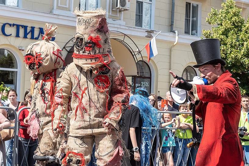 Театральный парад-дуэль &quot;Пушкинские игры&quot; в рамках Платоновского фестиваля прошел по улице Кирова.