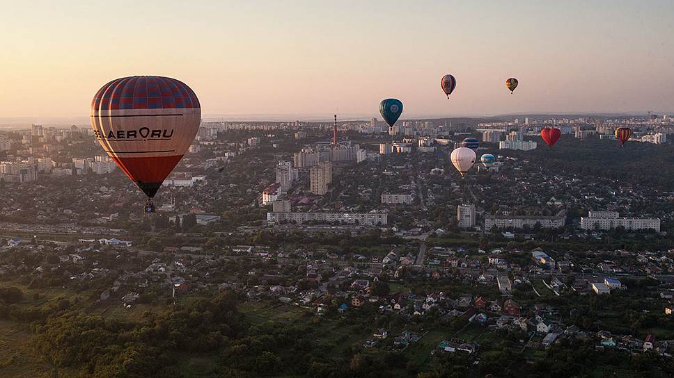 В День города аэростаты полетели над Белгородом. Стартовали они в районе ботанического сада БелГУ, проплыли над Харьковской горой, лыжероллерной трассой «Олимпия» и приземлились в районе поселка  Разумное. 
