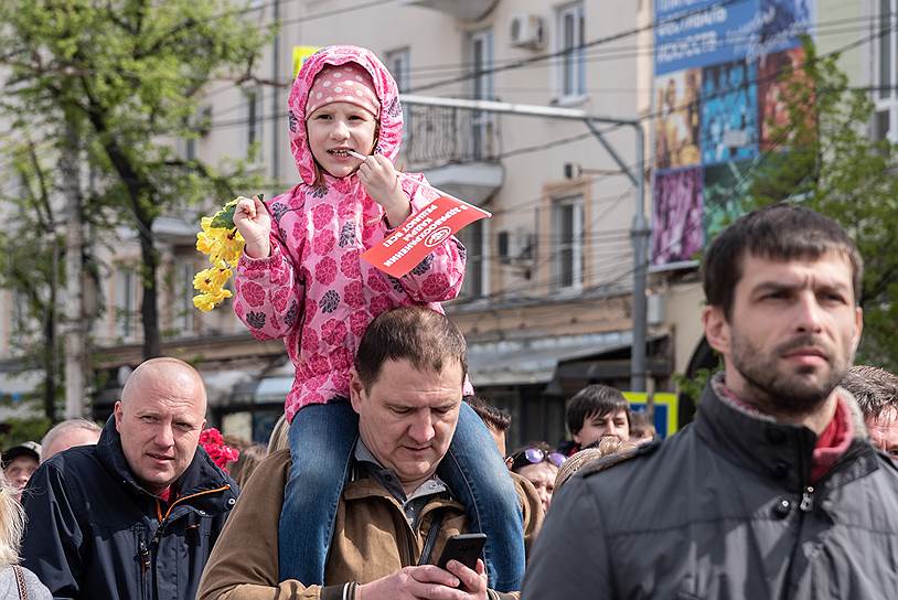 Участники первомайского шествия в Воронеже.