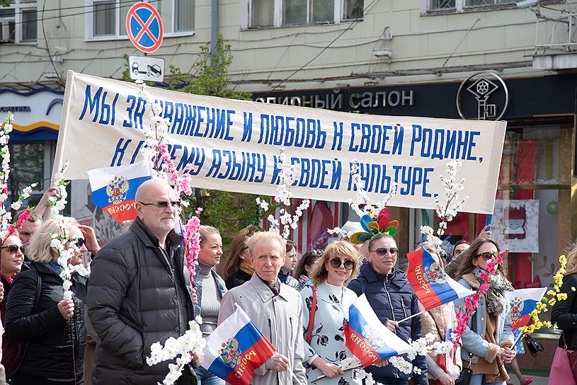 Деятели культуры и искусства на митинге призывали любить то, что что любят сами. Второй слева — худрук Драмтеатра имени Кольцова Владимир Петров.