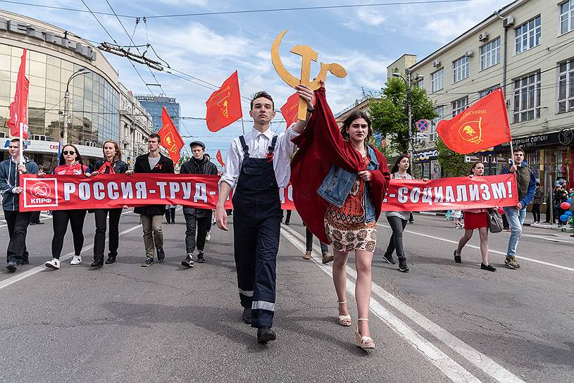 «Рабочий и колхозница» во главе колонны КПРФ.