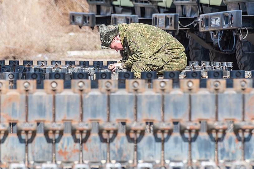 В нынешнем году впервые по площади Ленина пройдет гусеничная техника. Чтобы она не испортила асфальт, на гусеницы устанавливают резиновые &quot;башмаки&quot;