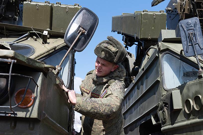 Впервые в Воронеже пройдут системы войсковой противовоздушной обороны «Оса», системы залпового огня «Ураган», танки Т-72Б3, модернизированные самоходные гаубицы «Мста-СМ2», бронеавтомобили «Рысь» и новейший комплекс радиоэлектронной борьбы «Палантин»