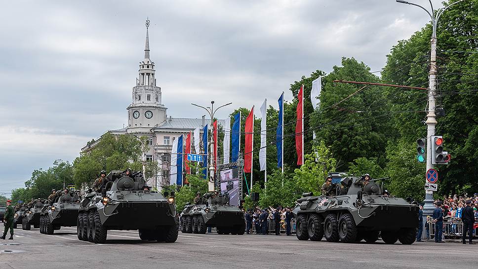 В механизированной части парада участвовала техника 20-й общевойсковой армии