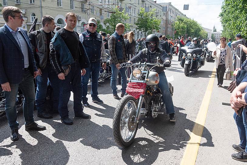 Президент мотоклуба Iron Birds и бизнесмен Артем Чайка на мотоцикле Harley-Davidson