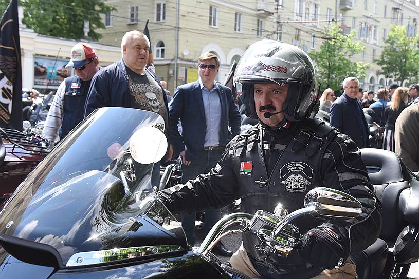 Группу белорусских байкеров возглавил старший  сын президента Белоруссии Виктор Лукашенко на мотоцикле Harley-Davidson.