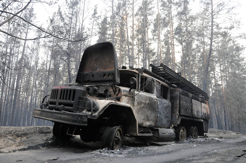 На фото: сгоревший во время борьбы с огнем пожарный автомобиль недалеко от турбазы «Маяк»