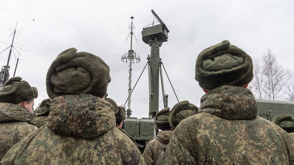 Раннее обнаружение воздушных целей обеспечивает радар целеуказания — всевысотный обнаружитель 96Л6Е