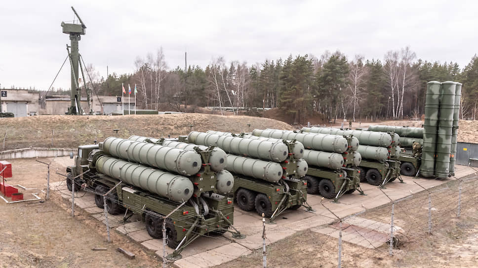 Один дивизион С-300ПМ-2 включает 12 пусковых установок