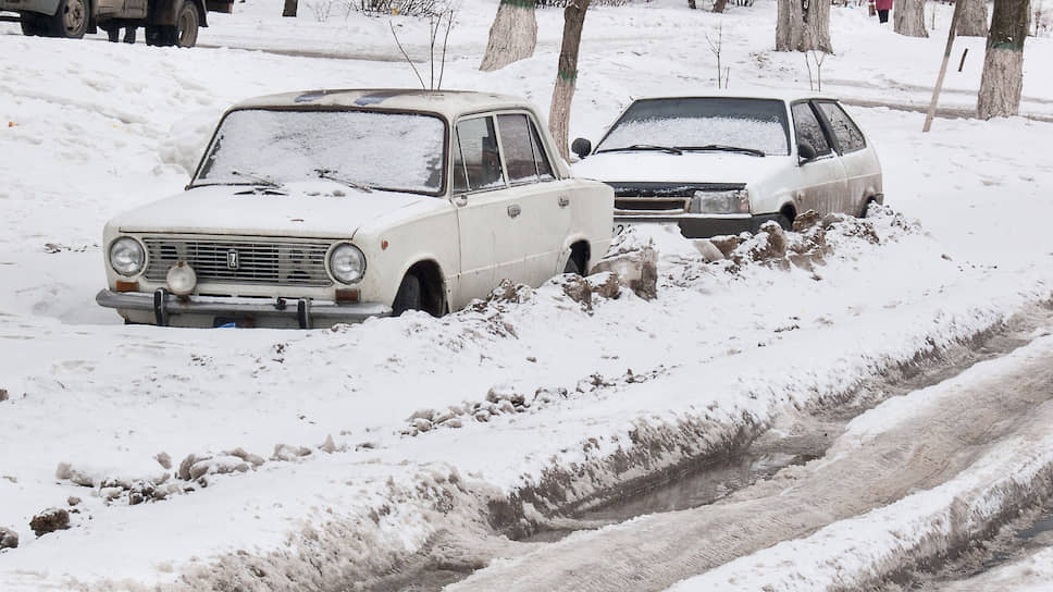 Март 2010 года. Брошенные на улице на зиму автомобили