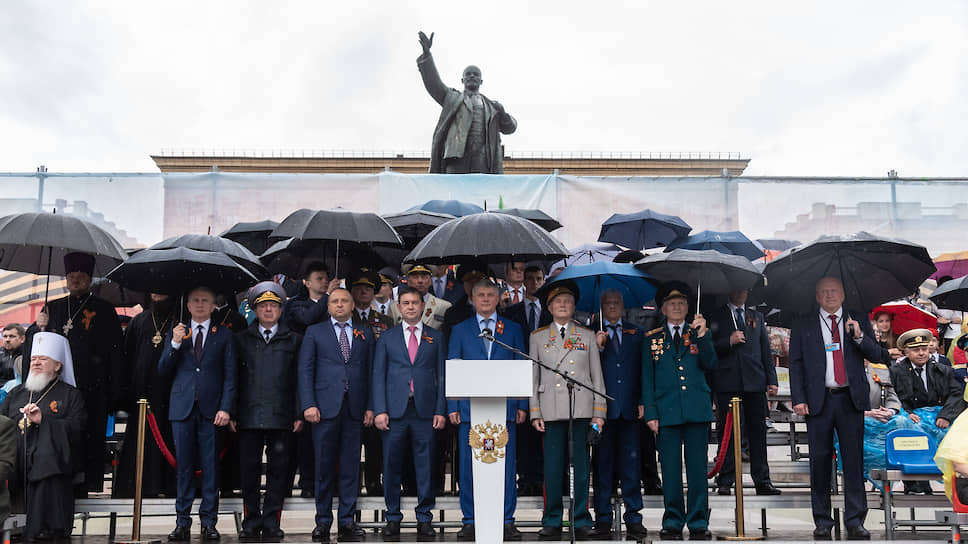 Неизменно за проведением парада наблюдали руководители региона, а также ветераны