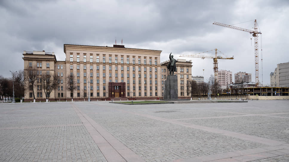 В нынешнем году площадь Ленина на 9 мая останется без праздничных мероприятий. Власти напоминают воронежцам о необходимости оставаться дома