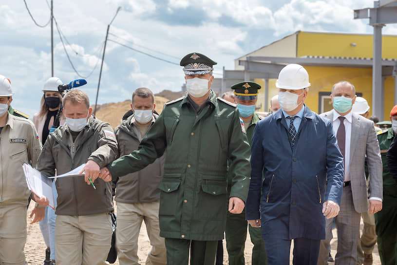 Замминистра обороны РФ Тимур Иванов (в центре) отметил, что некоторые работы даже идут с опережением