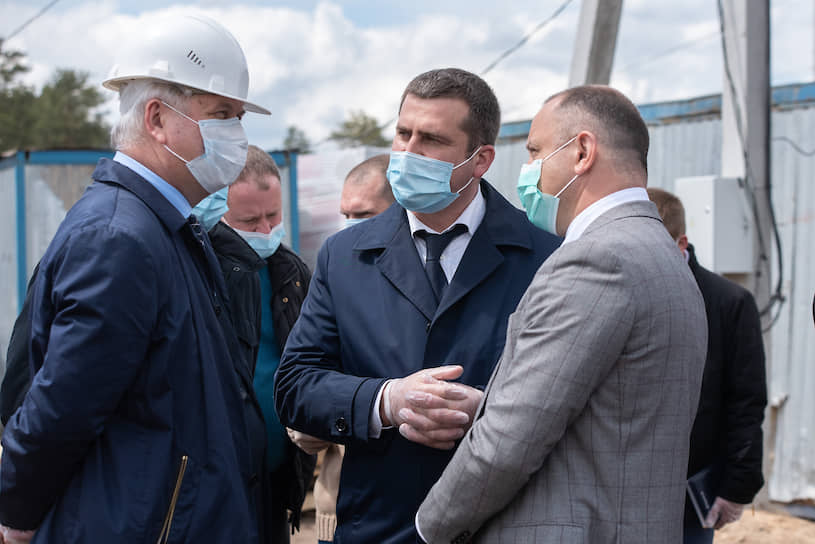 По словам губернатор Александра Гусева (слева), основным направлением центра станет инфекционное, но также предполагается использование объекта совместно с БСМП №8