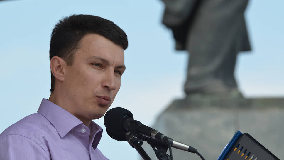 С первого года фестиваль тесно связывал себя с творчеством Андрея Платонова, в честь которого и был назван. В программе обязательно появляются спектакли по произведениям писателя, также традицией стали «Платоновские чтения», на которых воронежцы и гости города читают отрывки из произведений.
На фото основатель мебельной ГК «Ангстрем» Геннадий Чернушкин на «Платоновских чтениях» в 2012 году