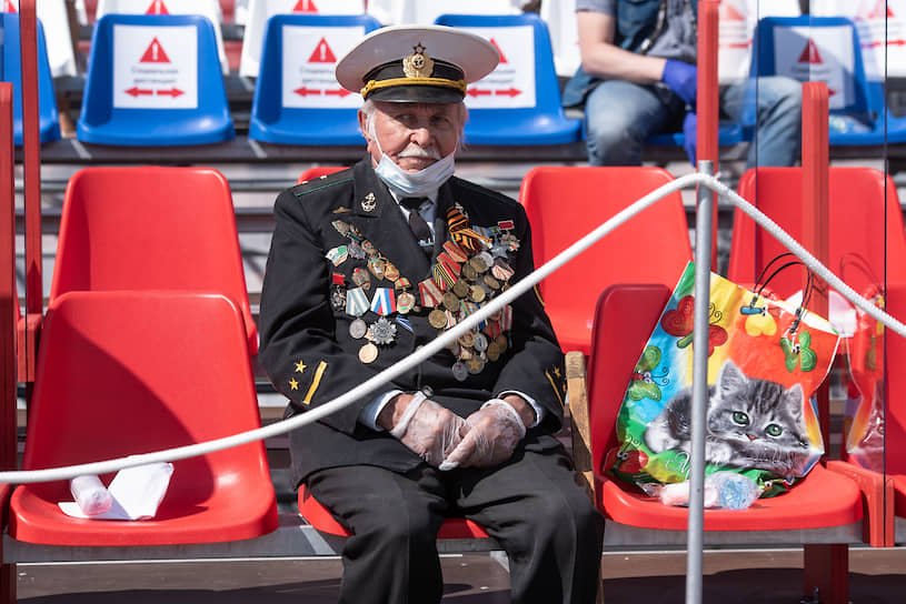 Воронежские власти постарались сделать посещение парада максимально безопасным. Между гостями на трибунах оставалось по два свободных кресла