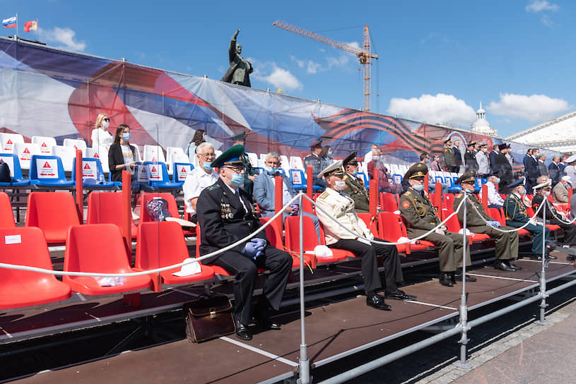 Гости смотрят парад Победы с трибуны на площади Ленина
