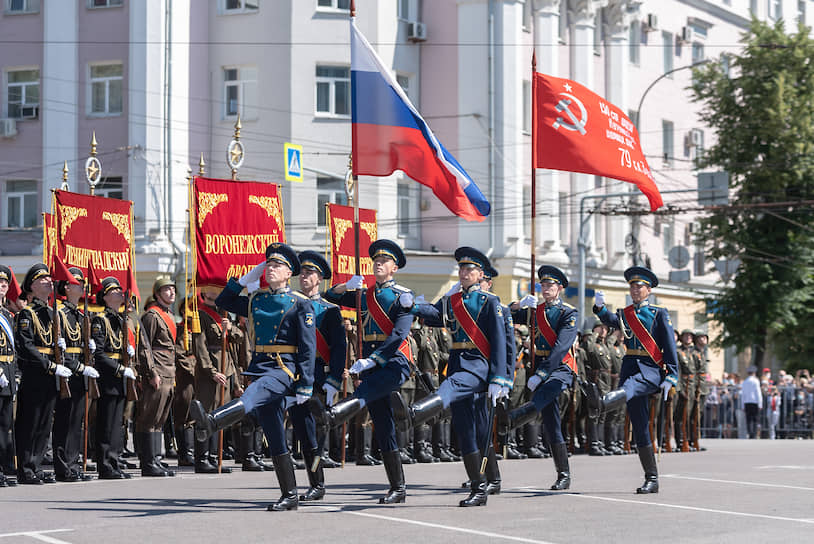 Открылся парад традиционно прохождением знаменной группы