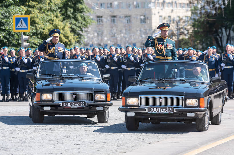 Объезд парадных расчетов проводился на кабриолетах ГАЗ-3102. «Волги» участвуют в воронежском параде второй год, это одни из самых редких автомобилей серийного отечественного производства