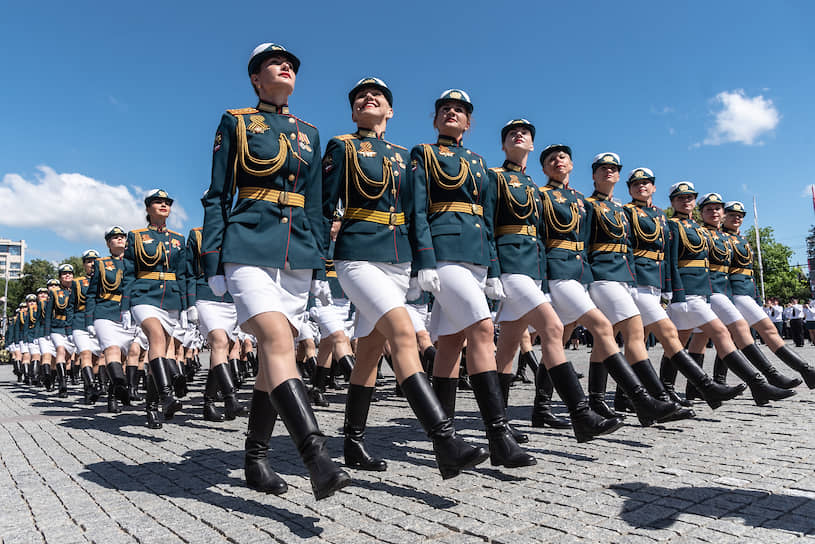 Впервые по площади Ленина прошел расчет военнослужащих-женщин