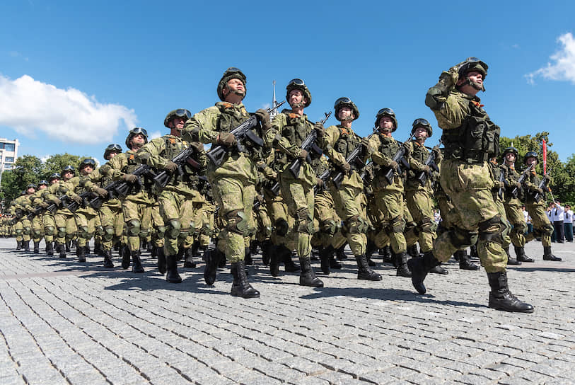 Военнослужащие 20-й гвардейской общевойсковой армии на площади Ленина